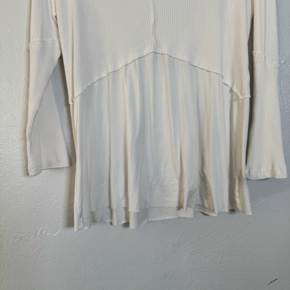 POL V-neck Ribbed Flowy Top - Picture 10 of 16